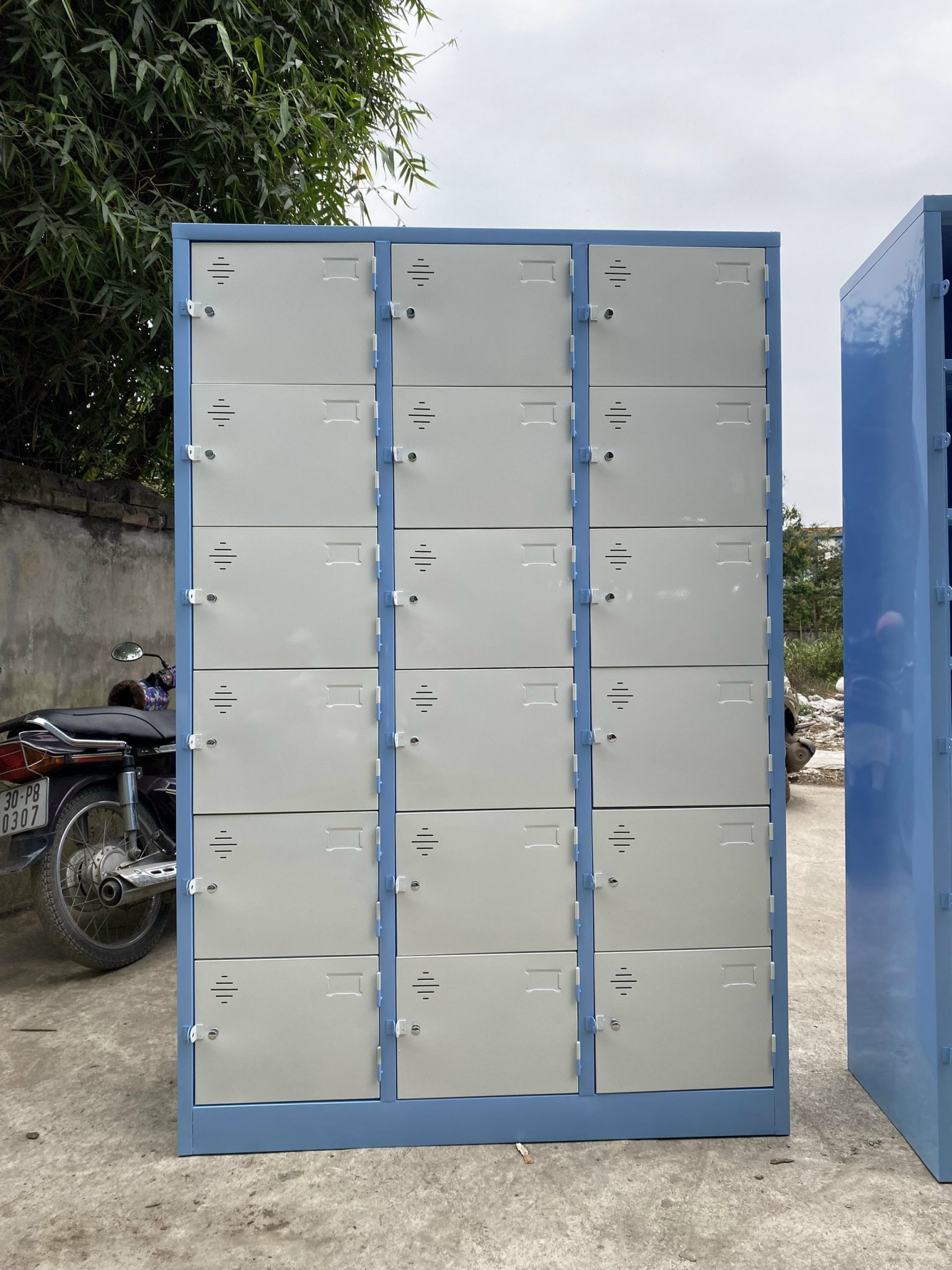 Bàn giao tủ locker 18 ngăn xanh trắng tại Nguyễn Khoái