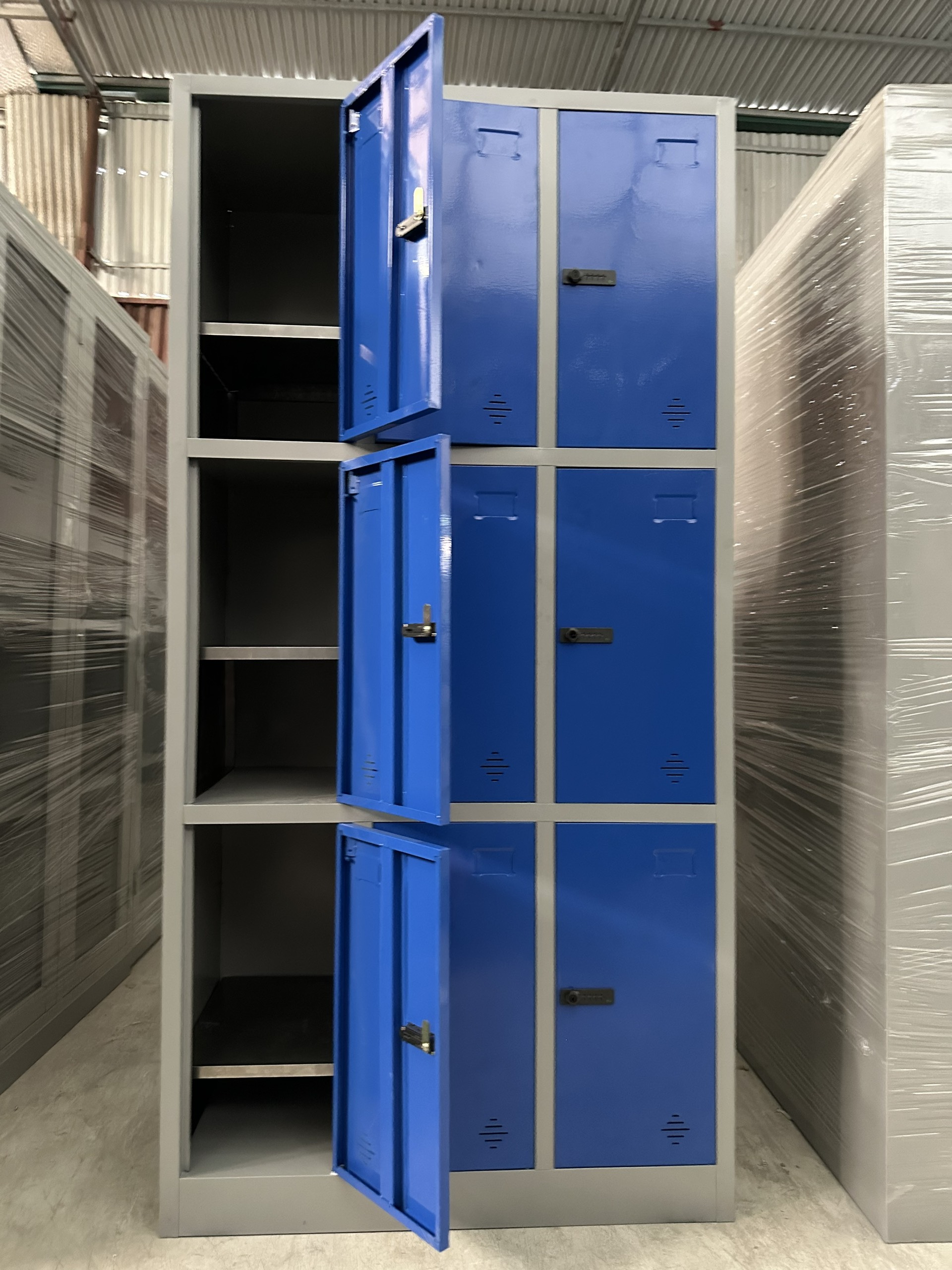 Cung ứng tủ locker 9 ngăn màu xanh cho khách hàng