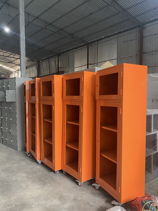 tu-locker-4-ngan-1-cot-mau-cam-chat-luong-cho-cho-nguoi-dung